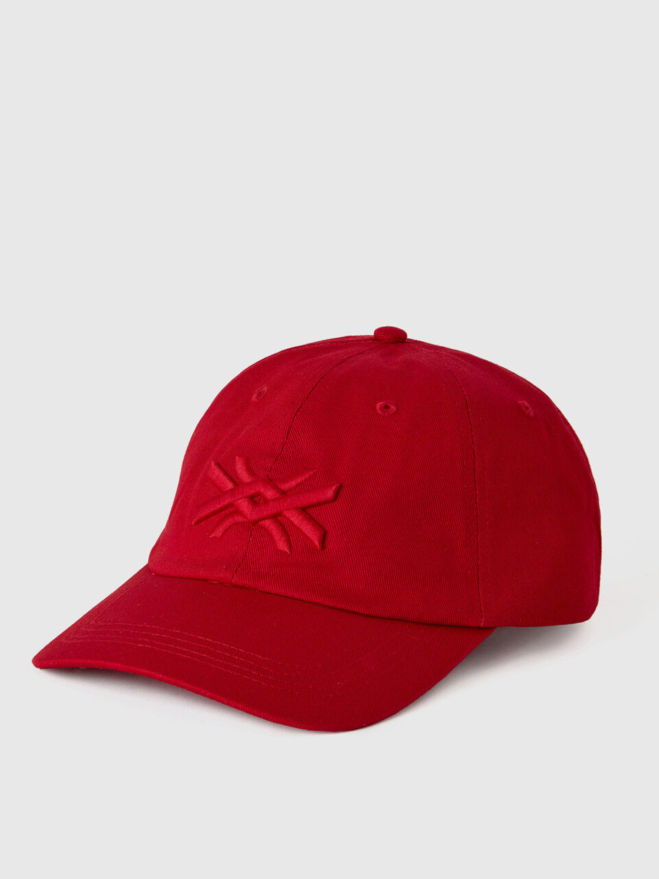 Rote Kappe mit gesticktem Logo
