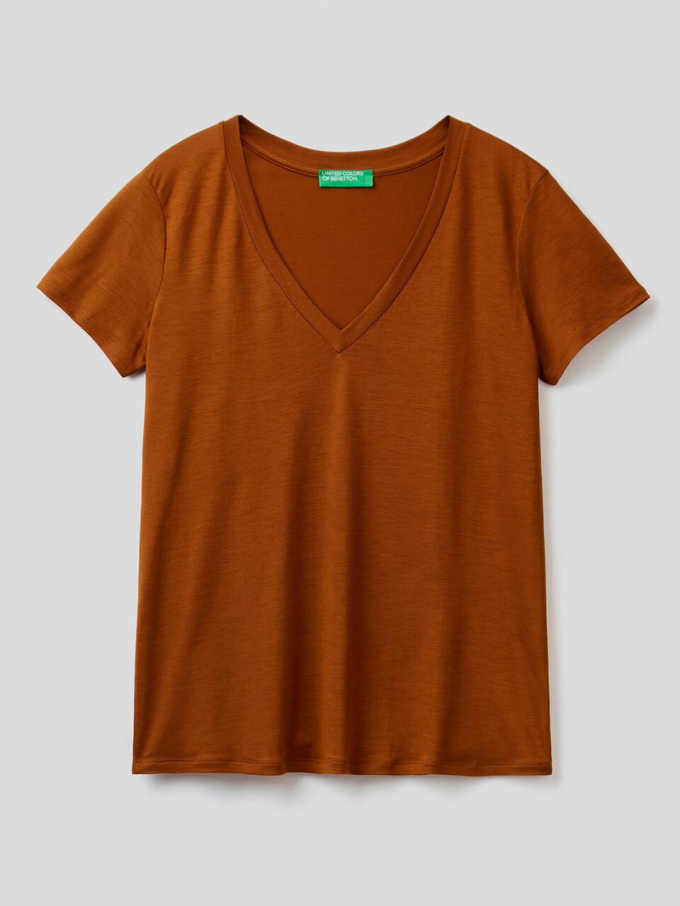 T-Shirt mit V-Ausschnitt image number 1