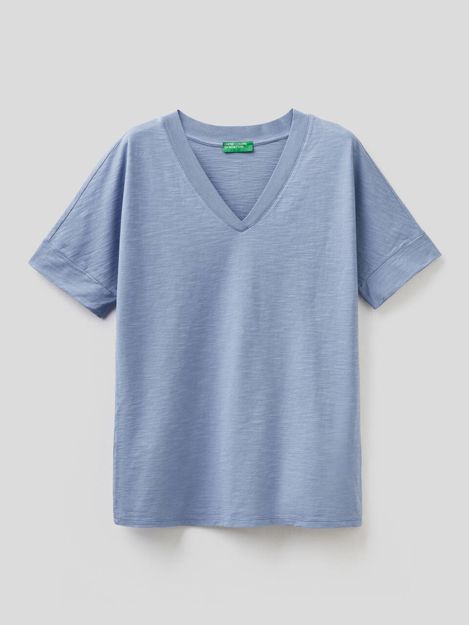 T-Shirt aus 100% Baumwolle mit V-Ausschnitt image number 1