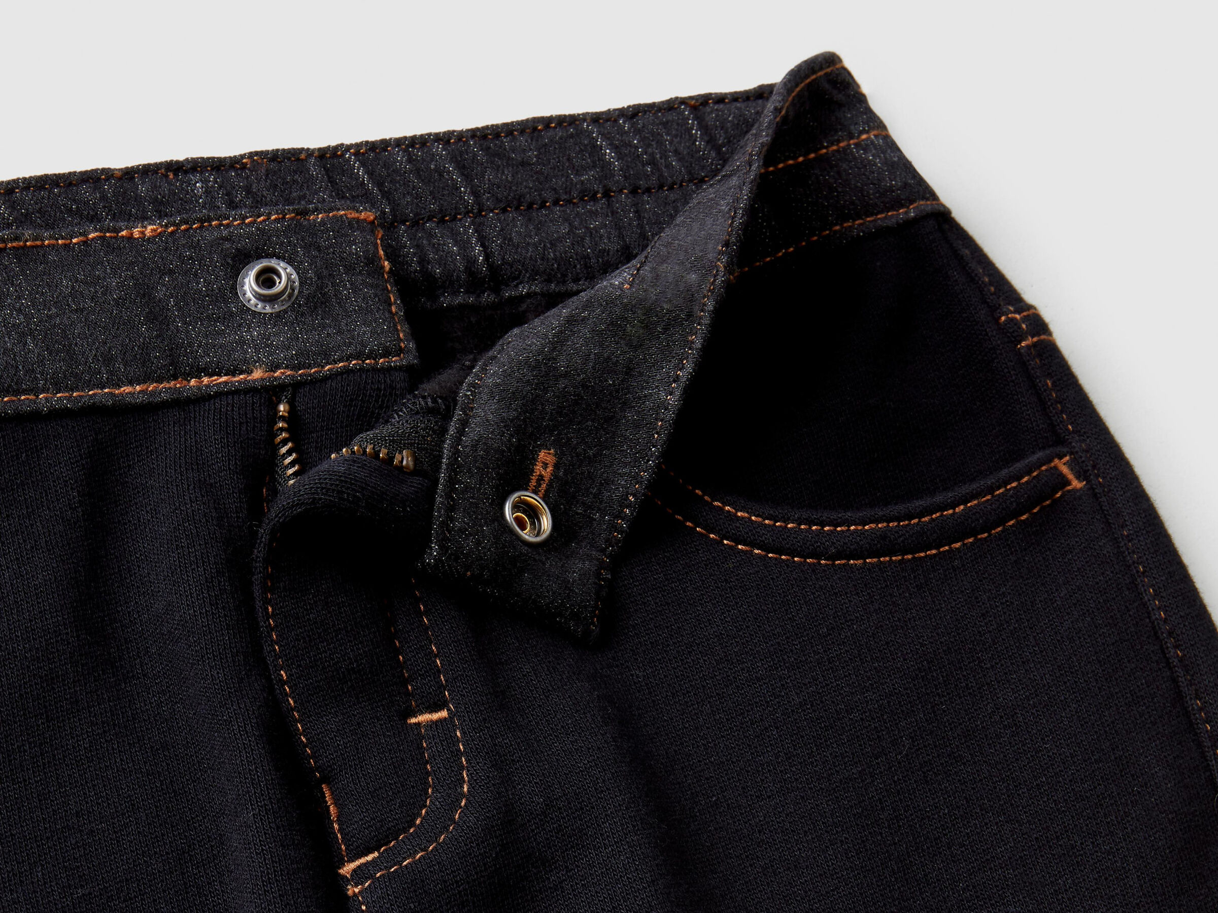 Hose aus Sweatstoff mit Details aus Denim image number null