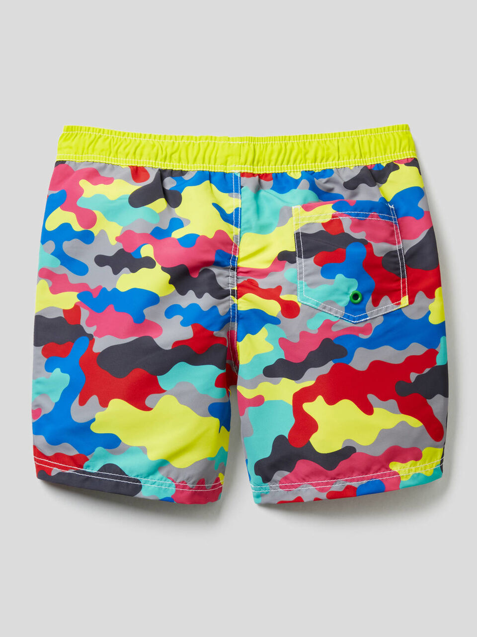 Badeshorts im bunten Camouflagemuster image number 2