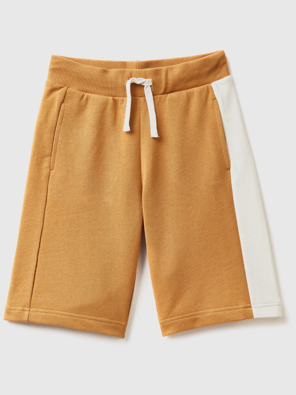 Shorts mit Streifen in einer Kontrastfarbe