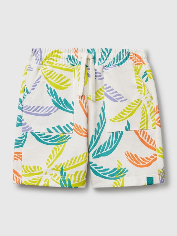 Weiße Shorts mit tropischem Aufdruck Jungen