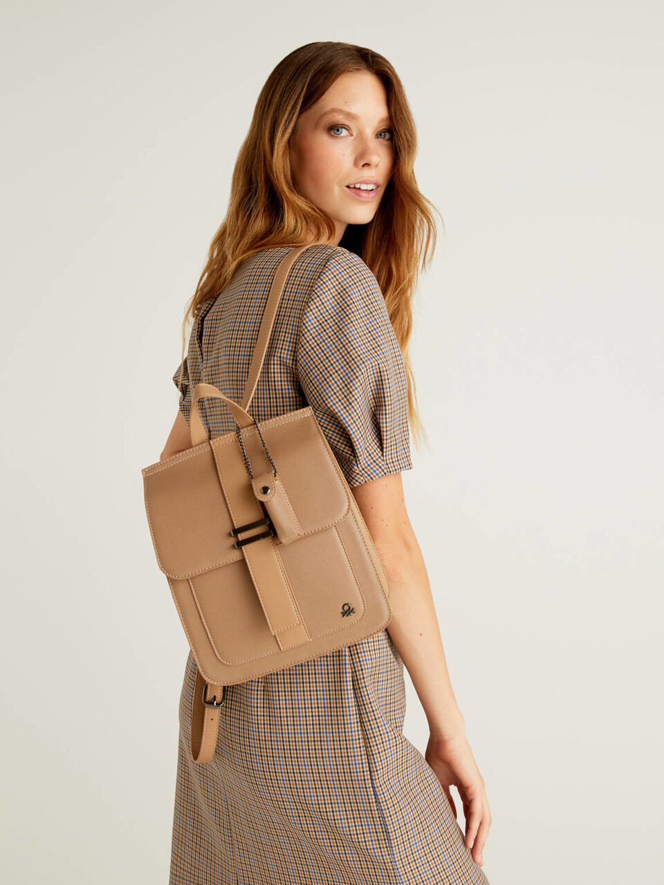 Rucksack mit Lippenstift-Charm image number 1