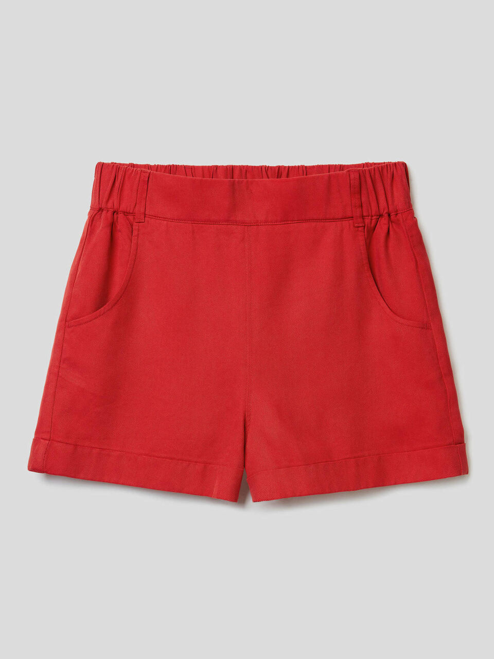 Einfarbige Shorts mit Aufschlag image number 1