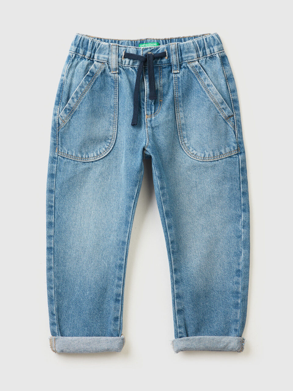 Jeans in 100% Baumwolle mit Maxi-Taschen