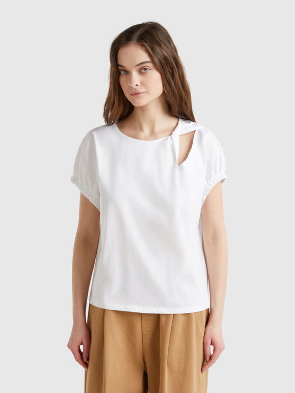 T-Shirt mit Knoten und Ausschnitt Damen