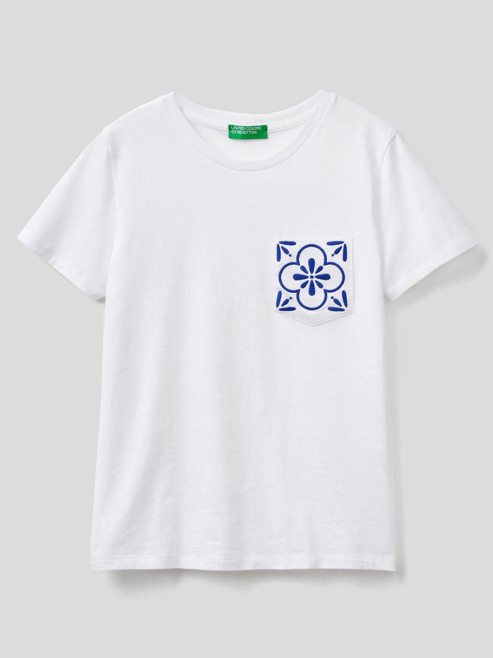 T-Shirt mit bestickter Tasche image number 1