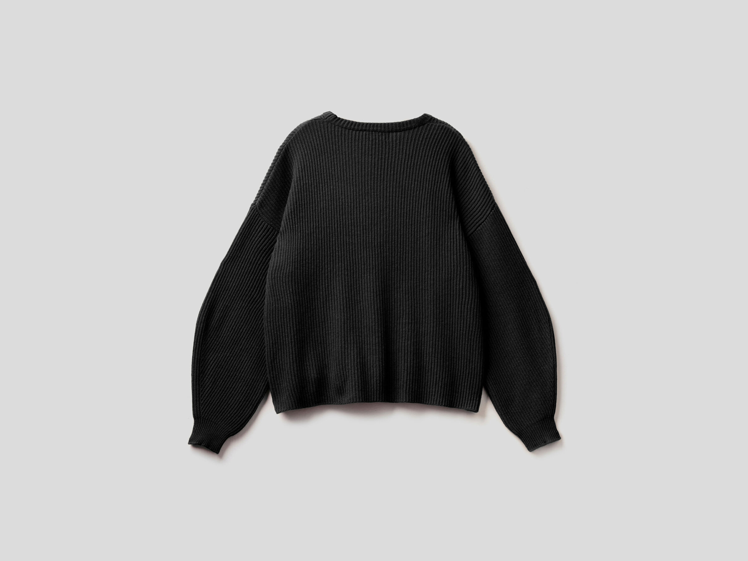Weicher Pullover mit Schlitz-Motiv image number 6