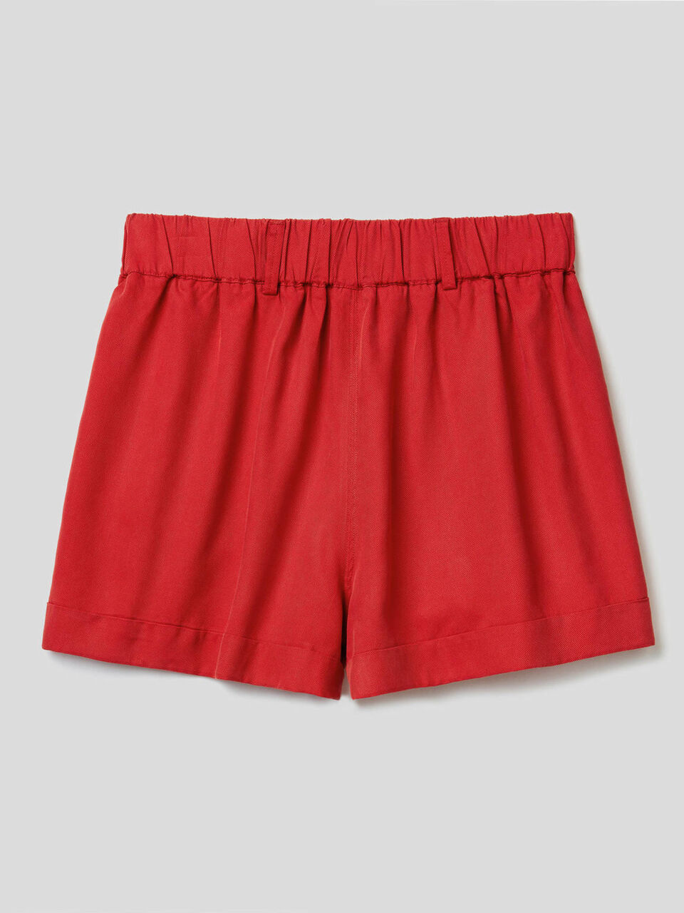 Einfarbige Shorts mit Aufschlag image number 2