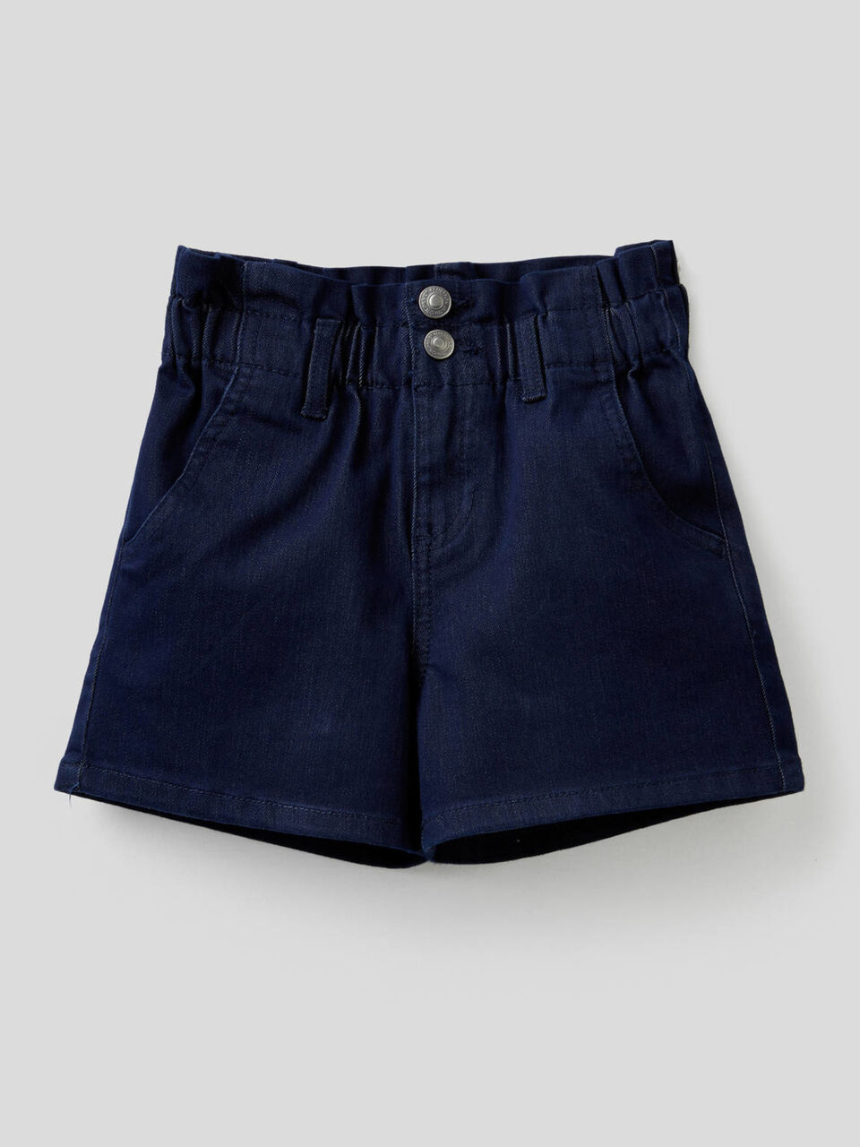 Paperbag-Shorts aus buntem, stretchigem Denim image number 1