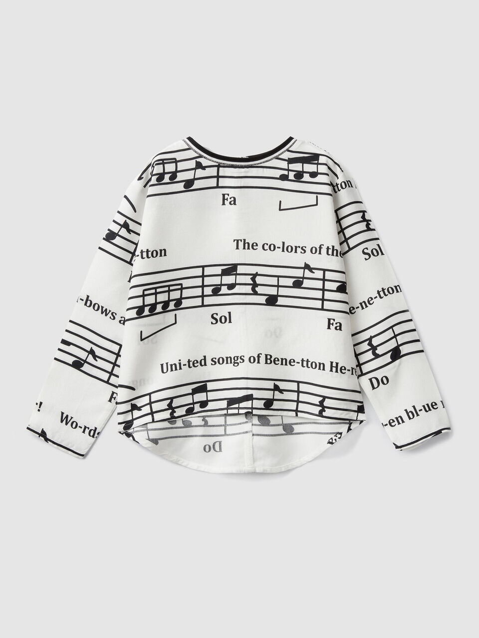 Bluse mit aufgedruckten Musiknoten image number 1