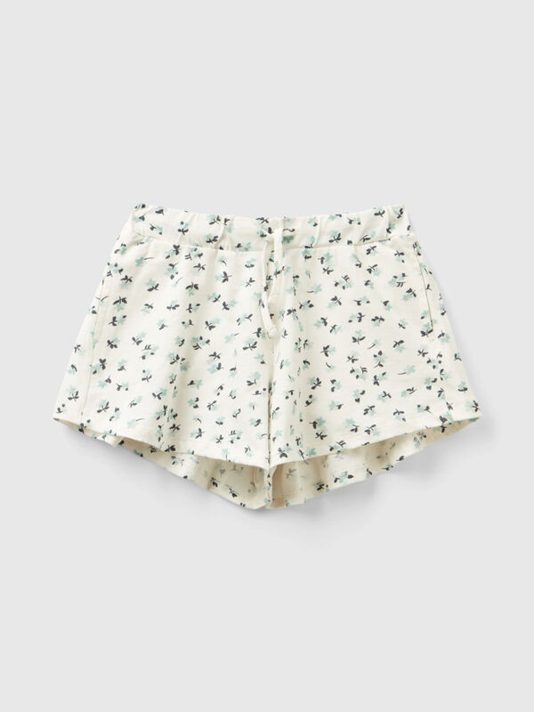 Weiße Shorts mit Blumendruck Mädchen