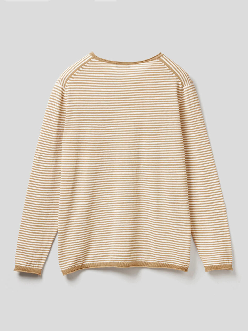 Pullover mit Rundausschnitt und feinen Streifen image number 2