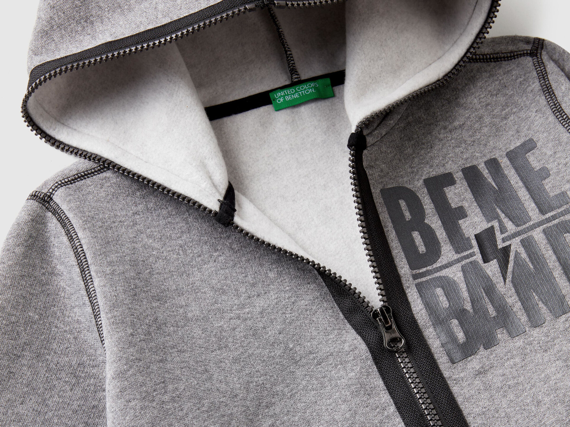 Sweatshirt mit Kapuze und Schriftzügen image number null