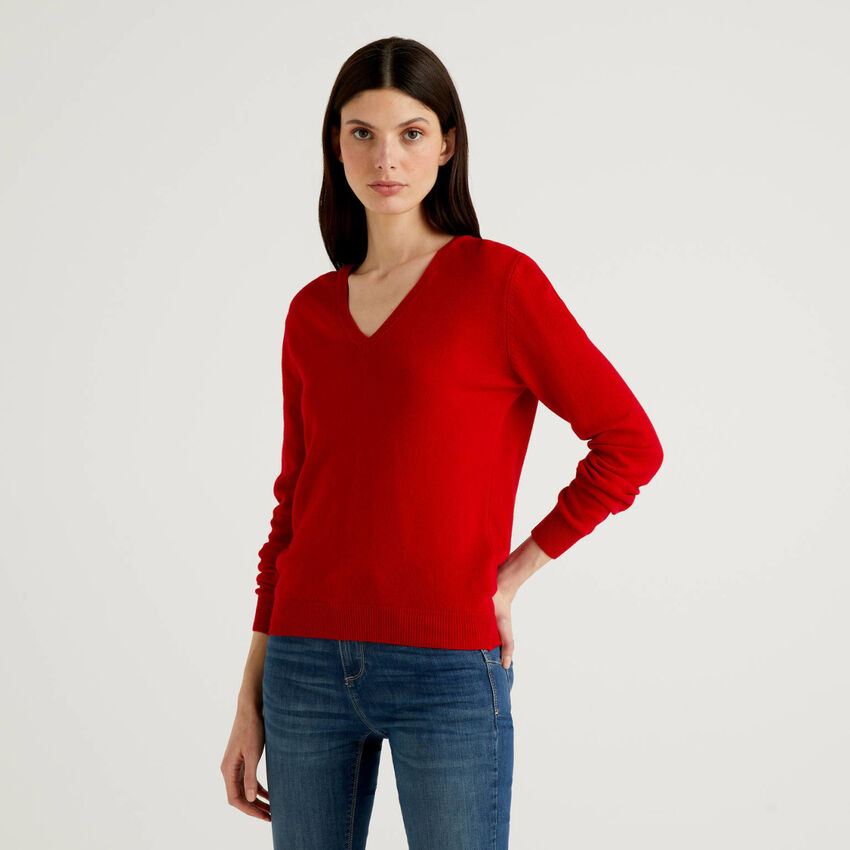 Roter Pullover aus Merinowolle mit V-Ausschnitt