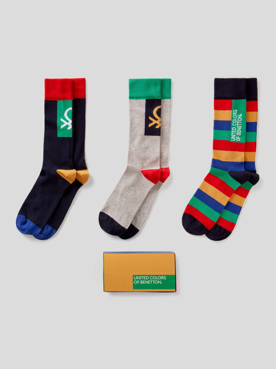 Geschenkbox mit drei Paar Socken mit Logo