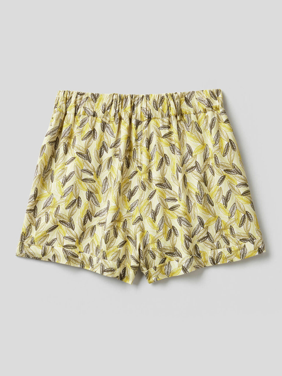 Fließende Shorts mit Botanik-Print image number 2