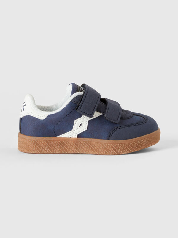 Sneakers aus beschichtetem Stoff