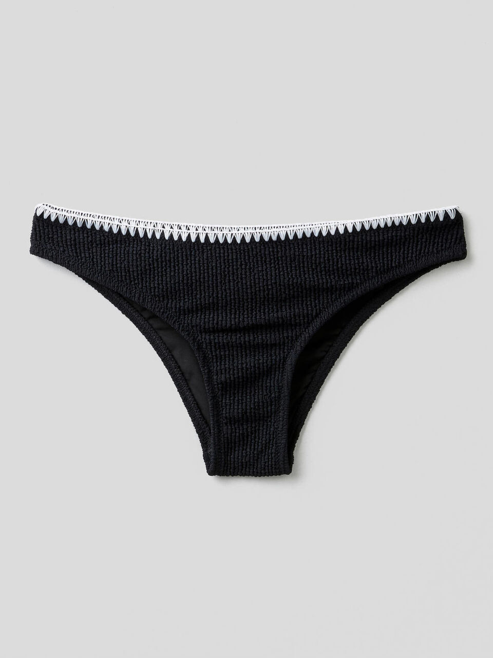 Slip mit Stickerei in einer Kontrastfarbe image number 1
