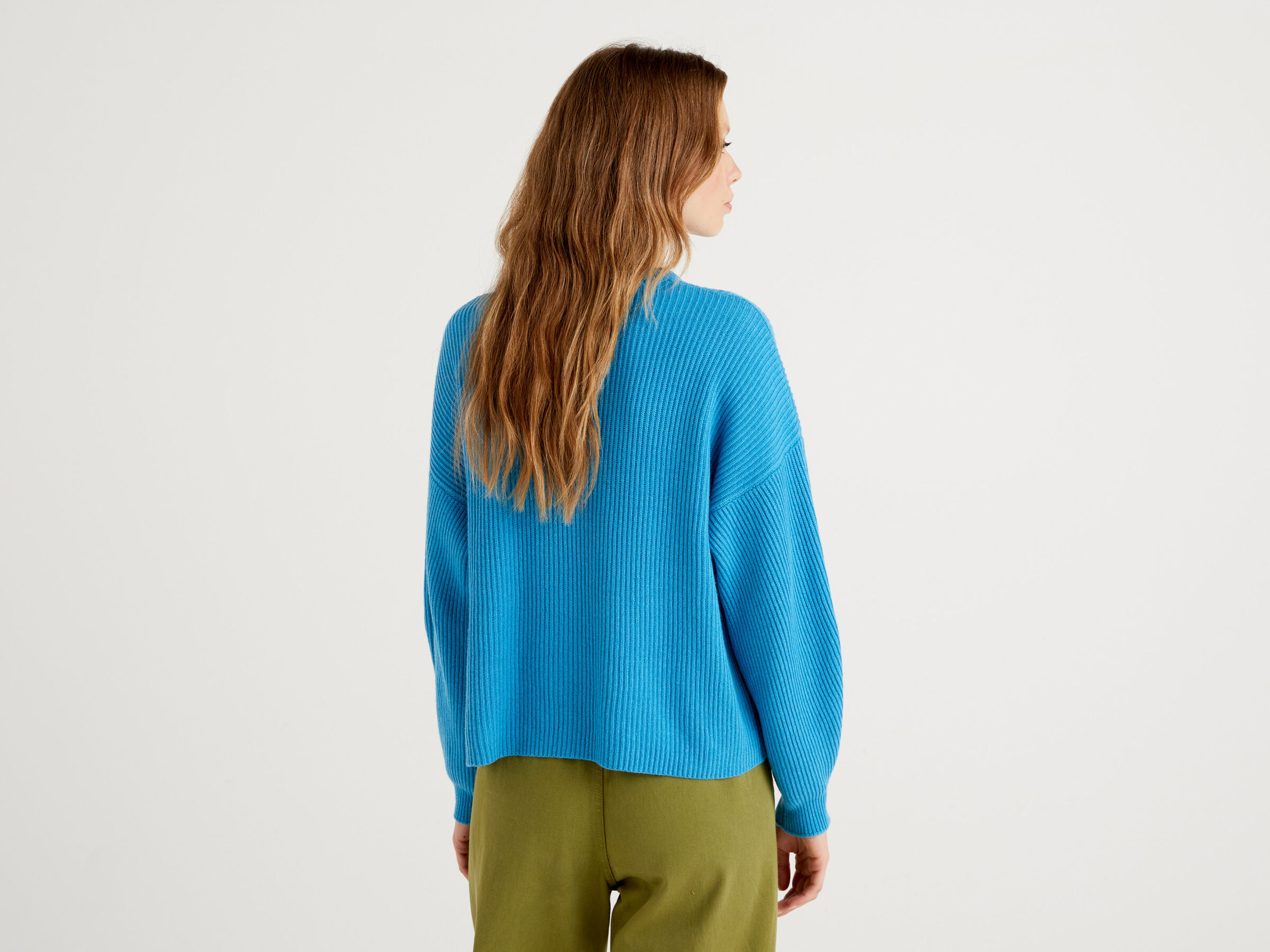 Weicher Pullover mit Schlitz-Motiv image number 2