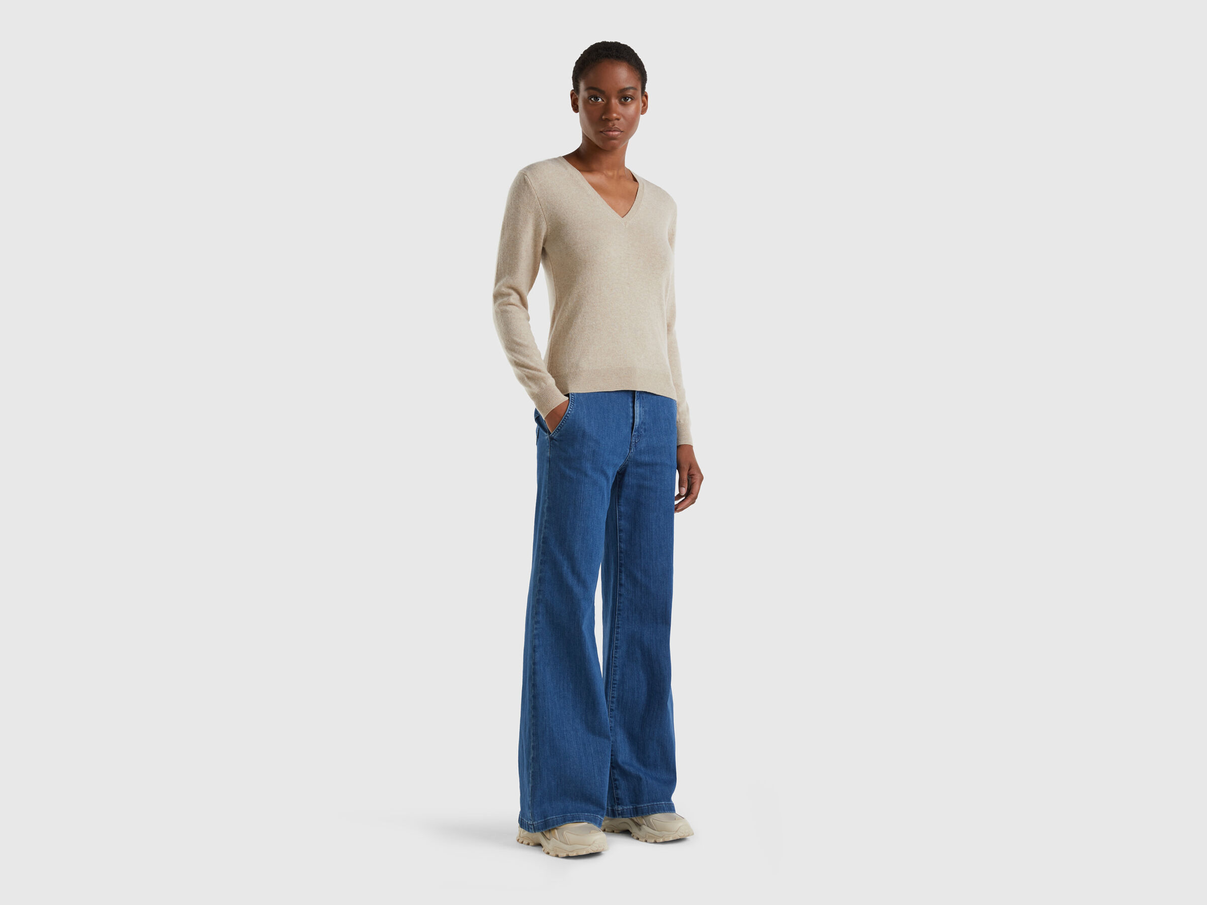 Pullover aus reiner Schurwolle mit V-Ausschnitt image number 3