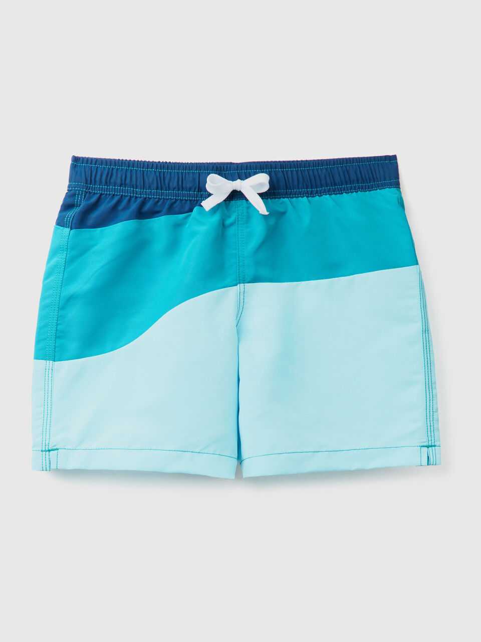 Badeshorts mit Farbblöcken