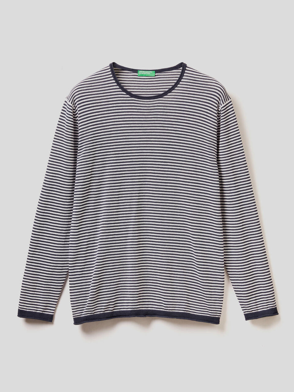 Pullover mit Rundausschnitt und feinen Streifen image number 1