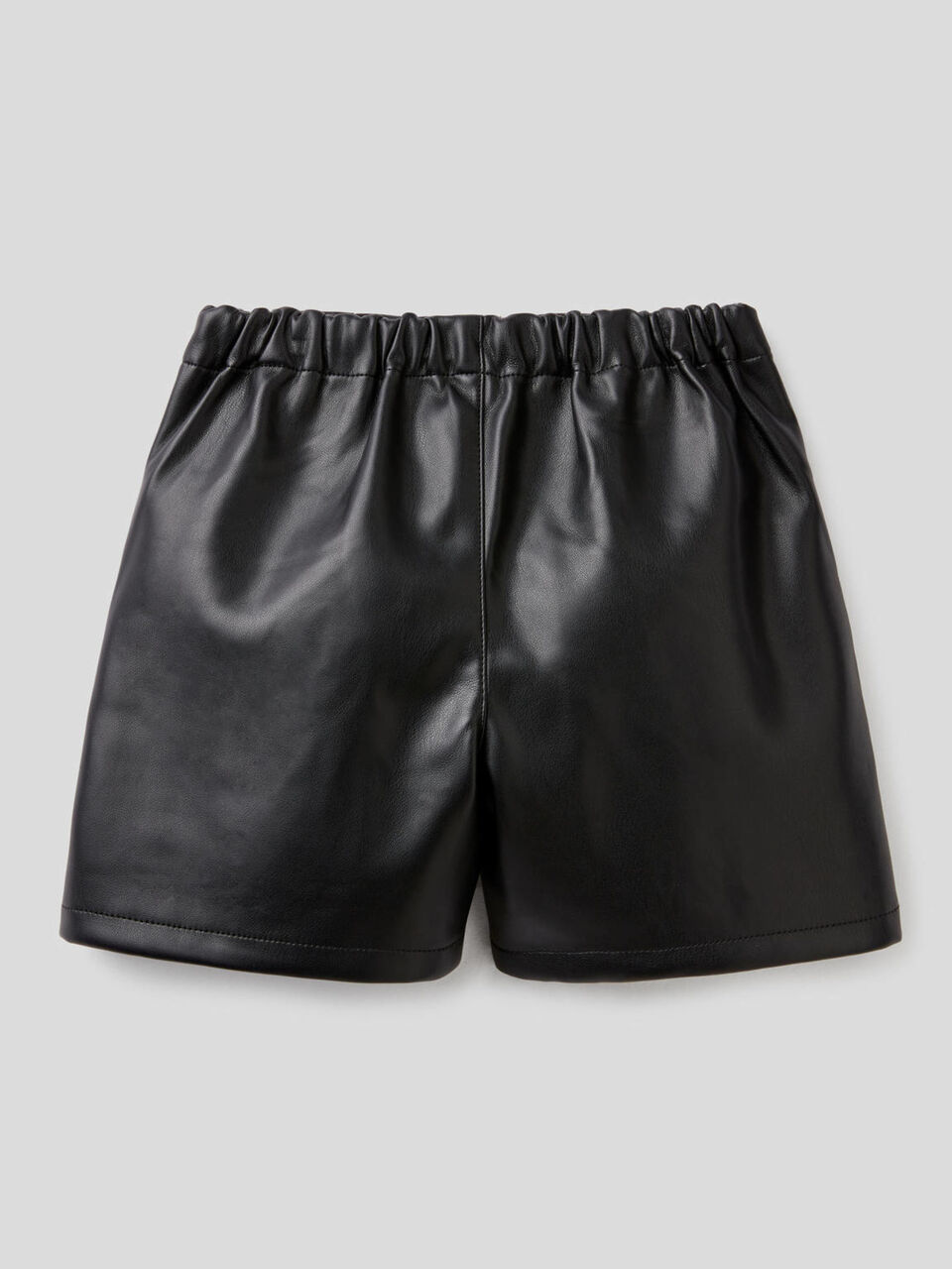 Shorts aus beschichtetem Stoff image number 2