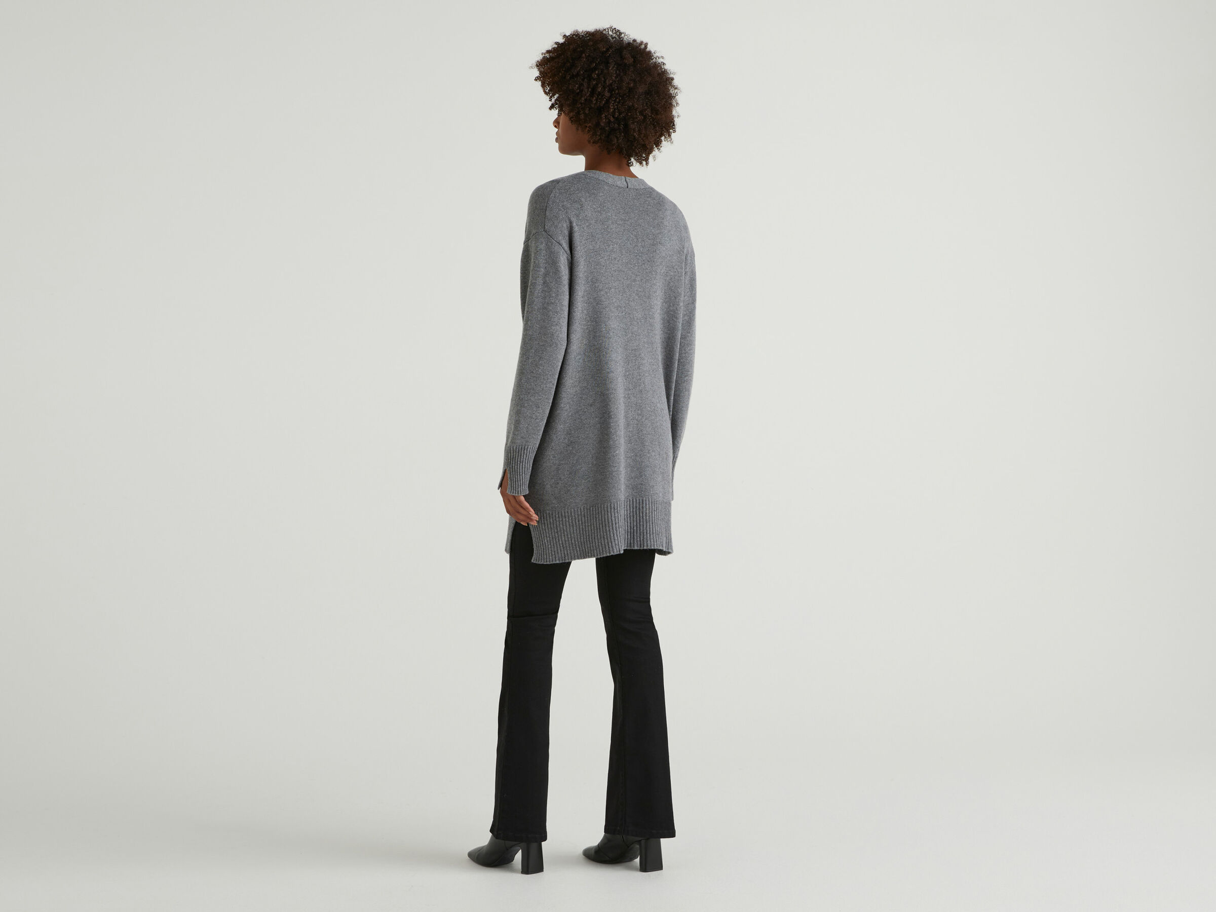 Lange Strickjacke mit Schlitzen image number 2