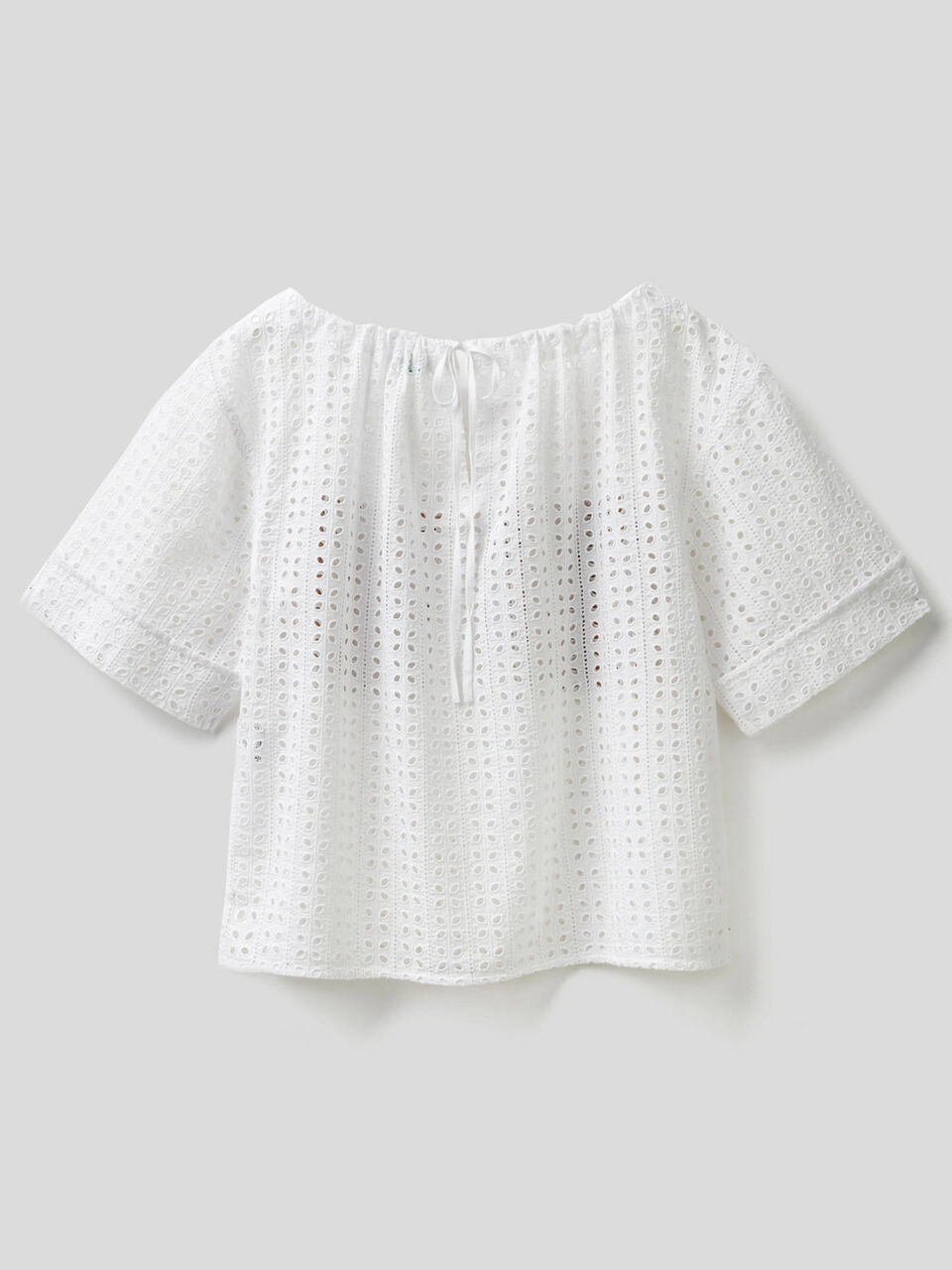 Bluse mit Lochstickerei und Taschen image number 2