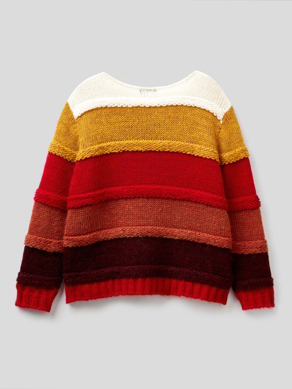 Gestreifter Pullover mit einem Spiel aus Mustern image number 2